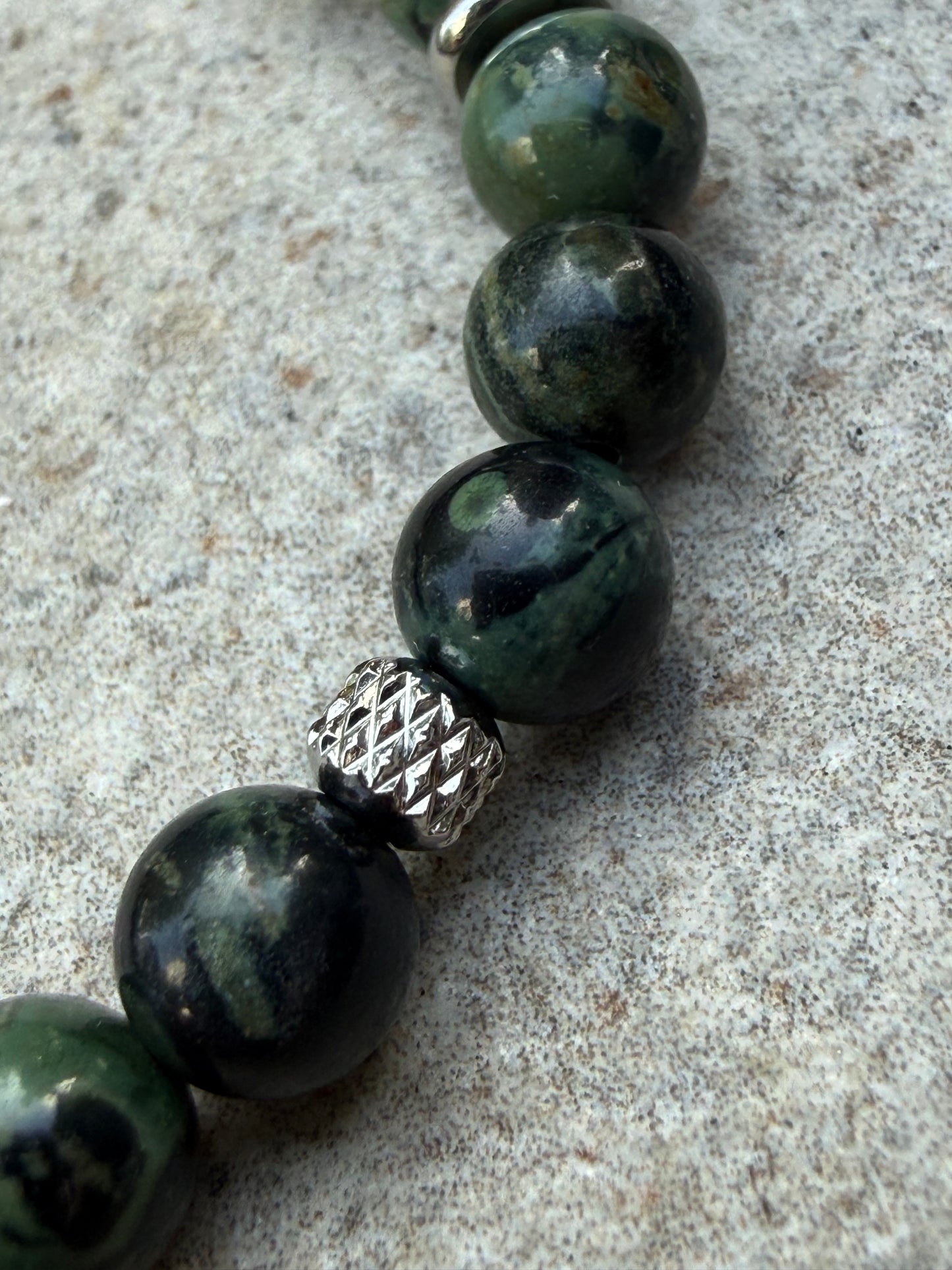 Grønne små perler og stål - inluma