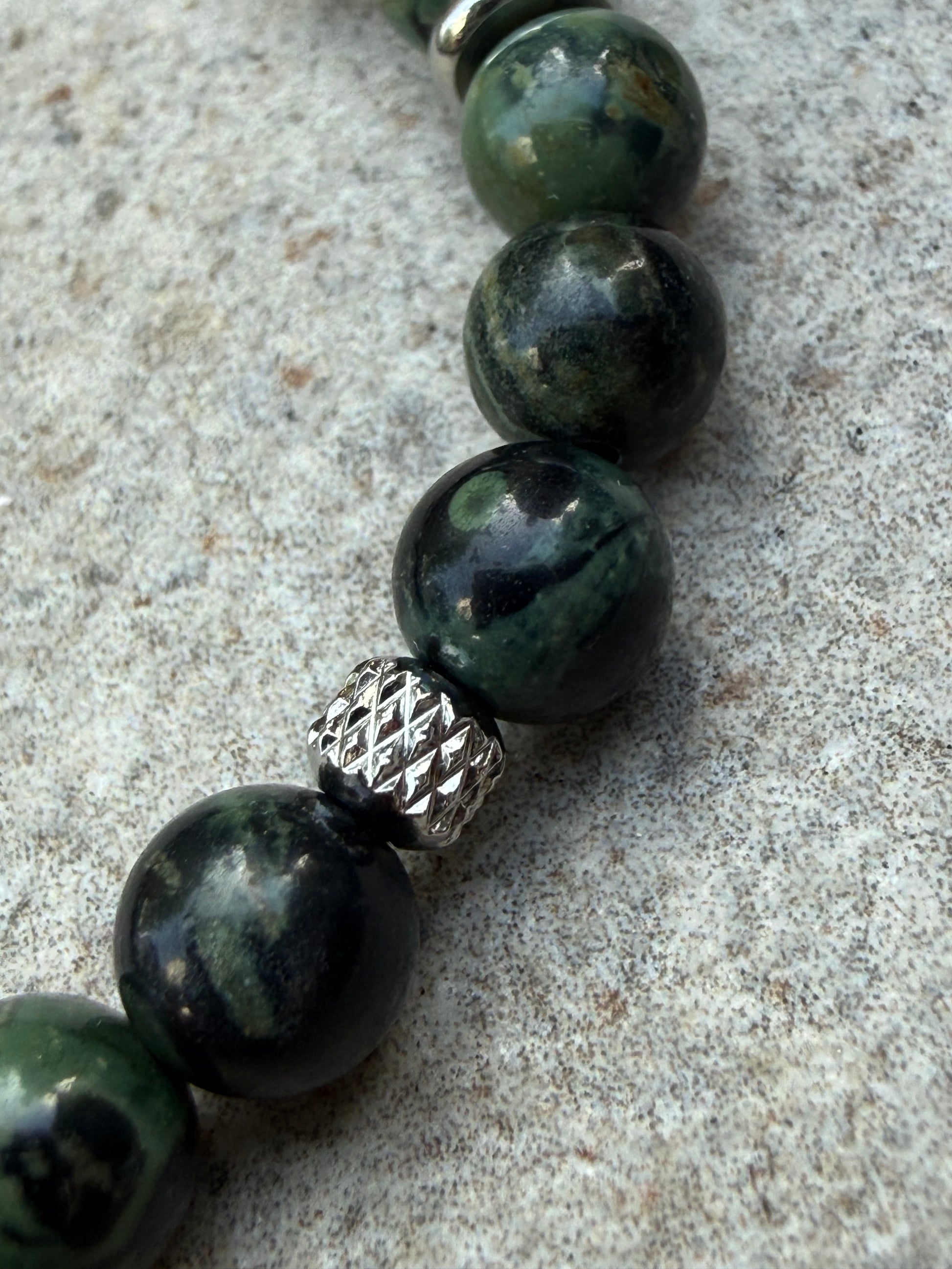 Grønne små perler og stål - inluma