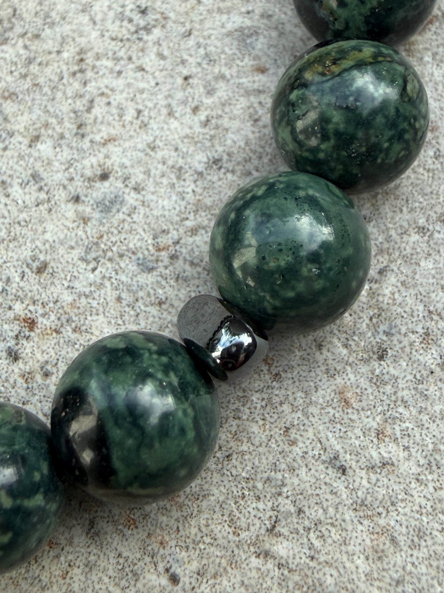 Grønn rhyolitt og sort hematitt - inluma