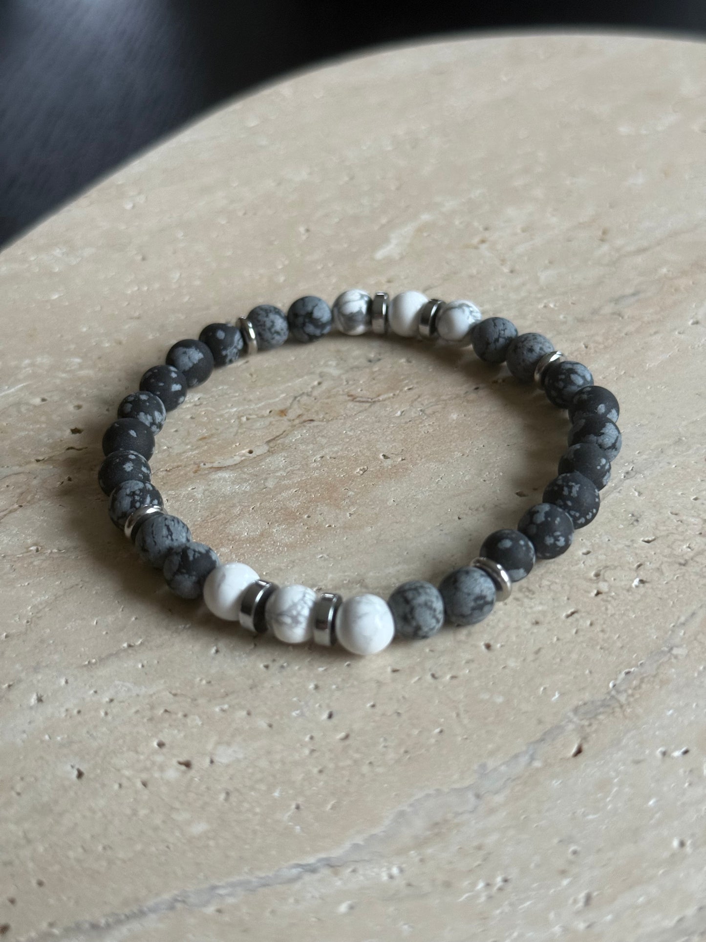 Armbånd Hvit howlitt og grå obsidian - inluma