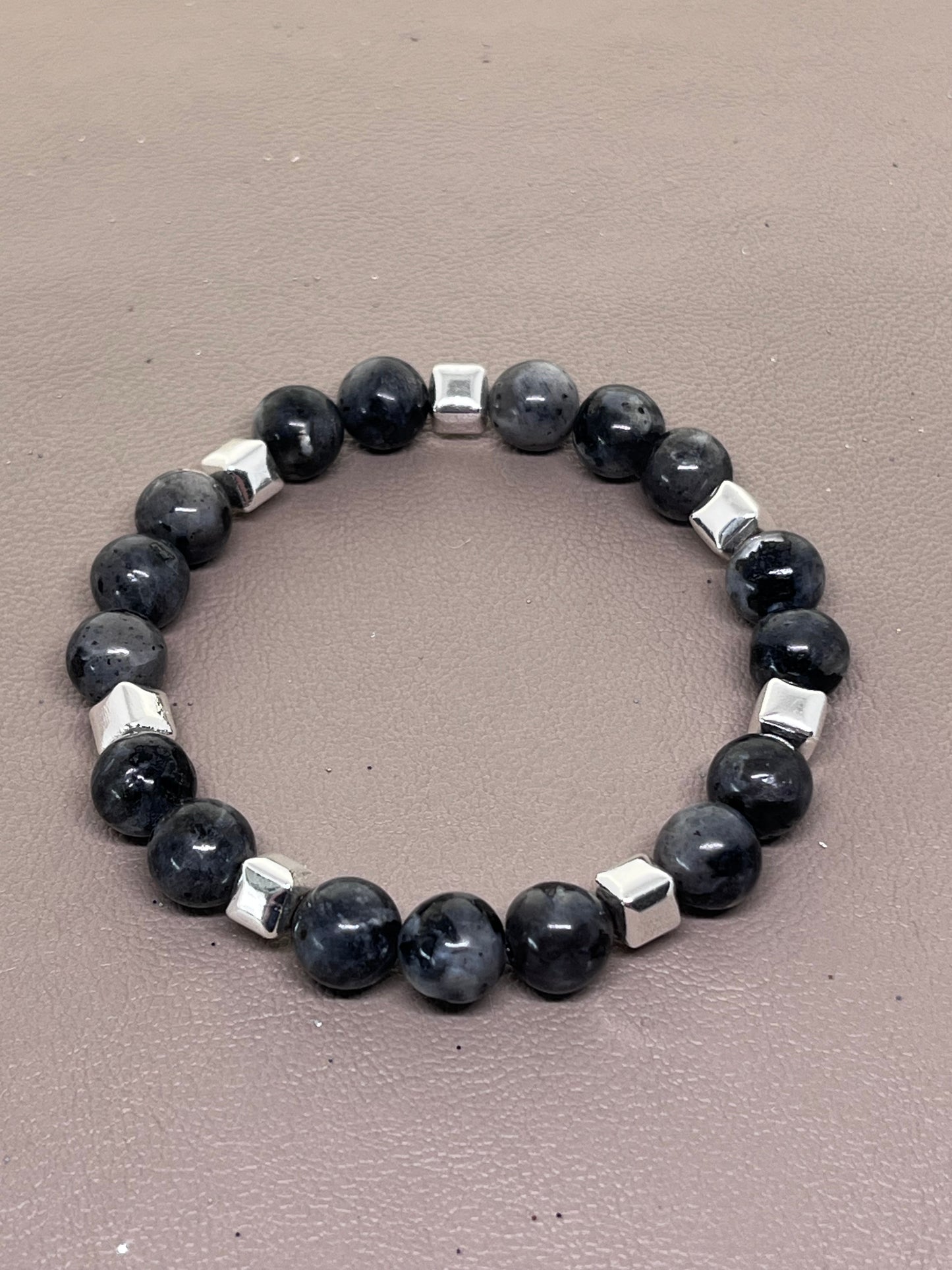 Grå labradoritt og sølv hematitt