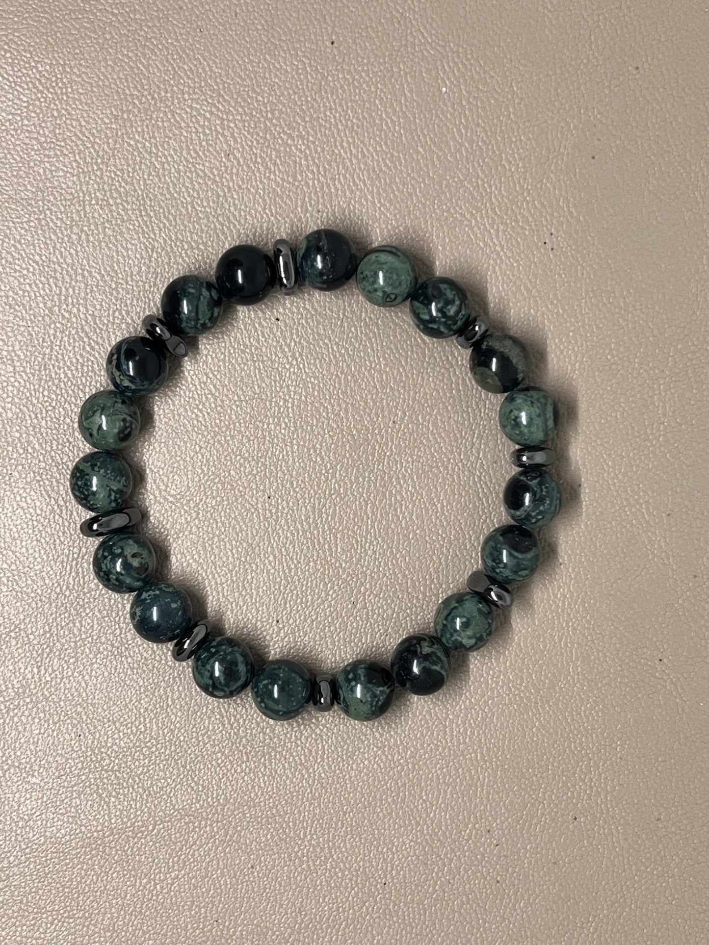 Grønn rhyolitt og sort hematitt