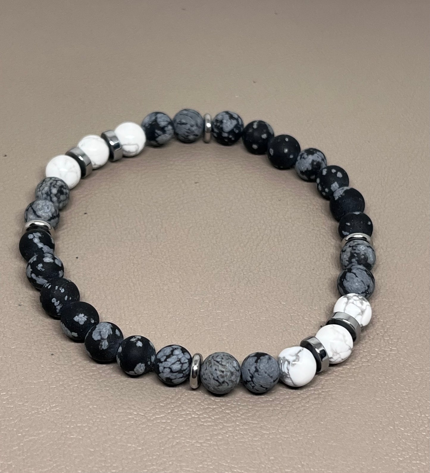 Armbånd Hvite små howlitt og grå obsidian