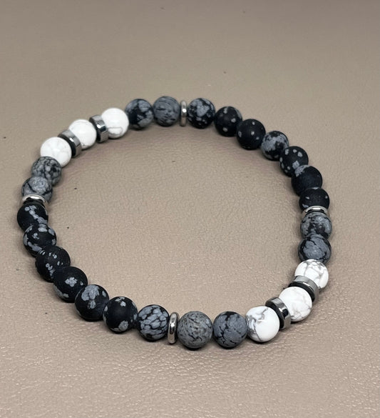 Armbånd Hvite små howlitt og grå obsidian