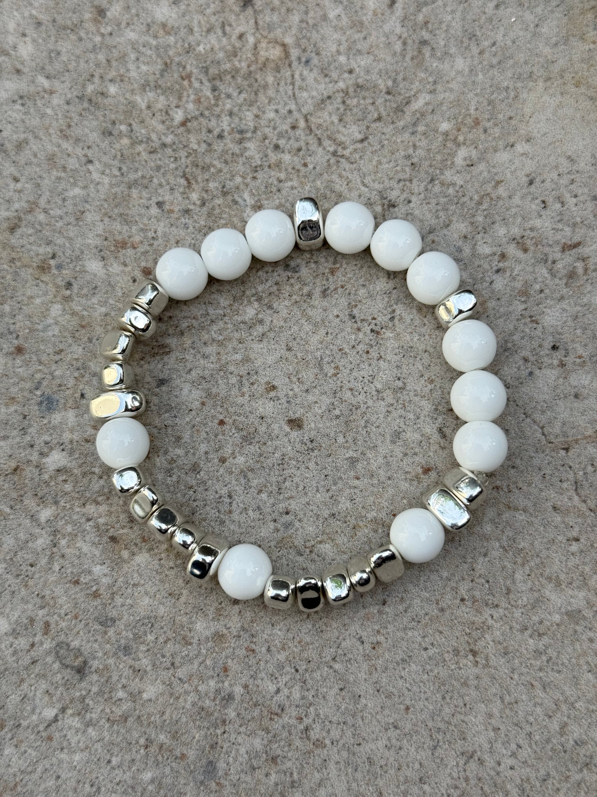Armbånd hvit agat og sølvfarget hematitt - inluma