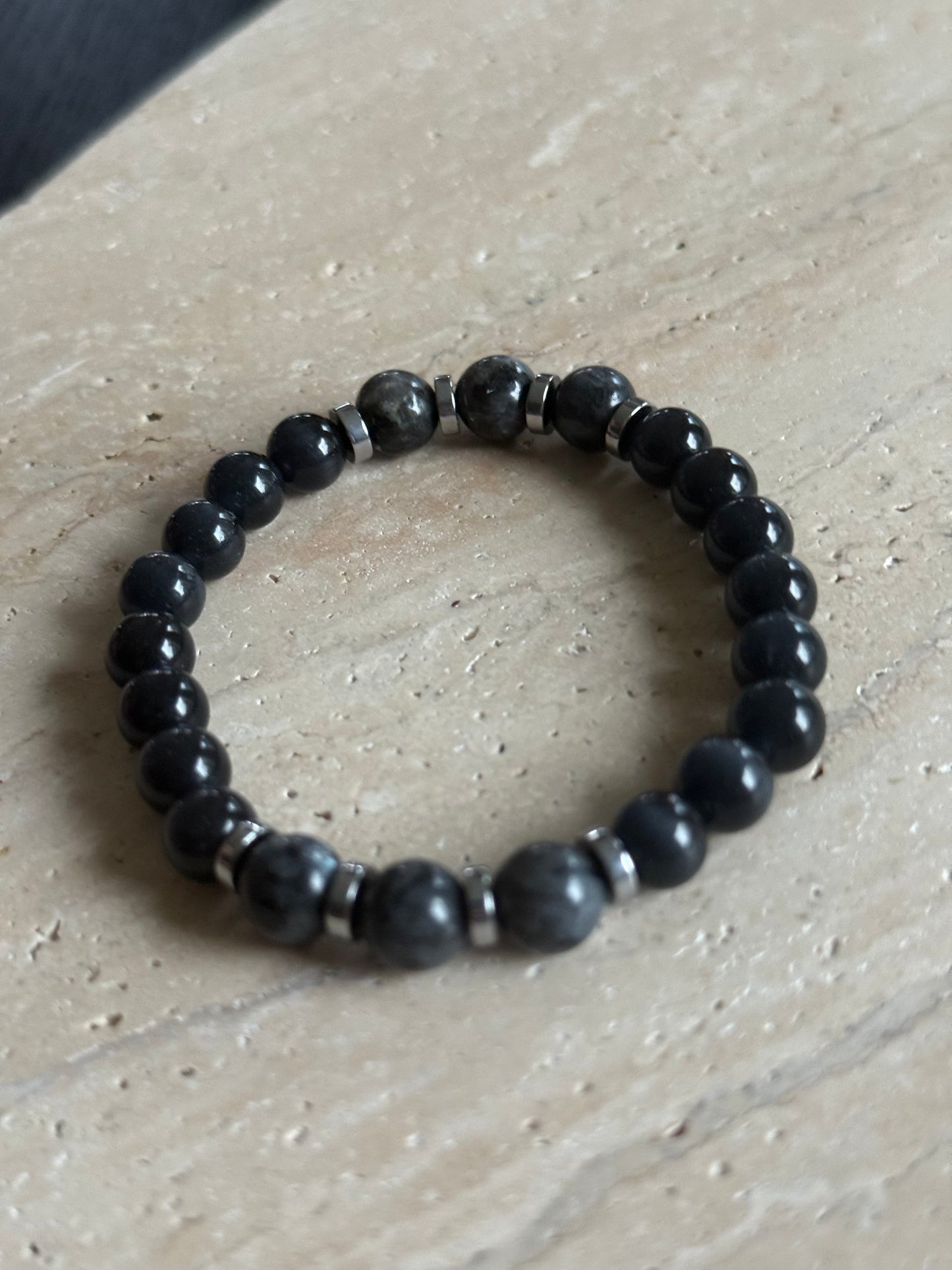 Sorte katteøyne og labradoritt