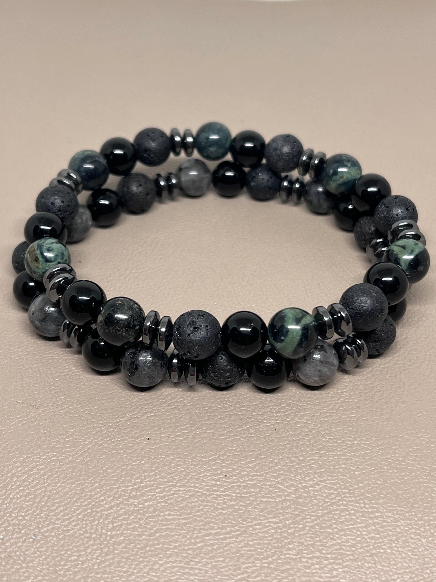 Armbånd To stk grønn og grå med sort