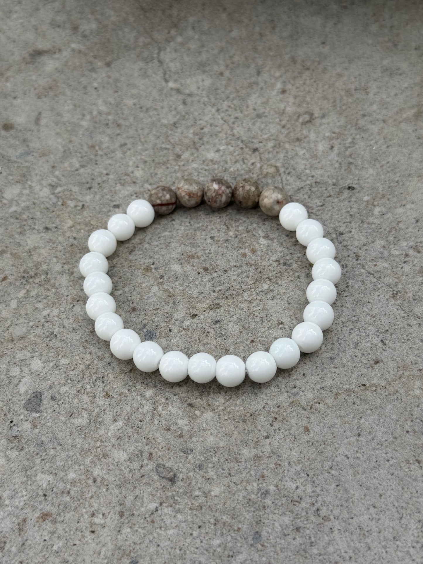 Armbånd gråbeige zeolit og hvit agat - inluma