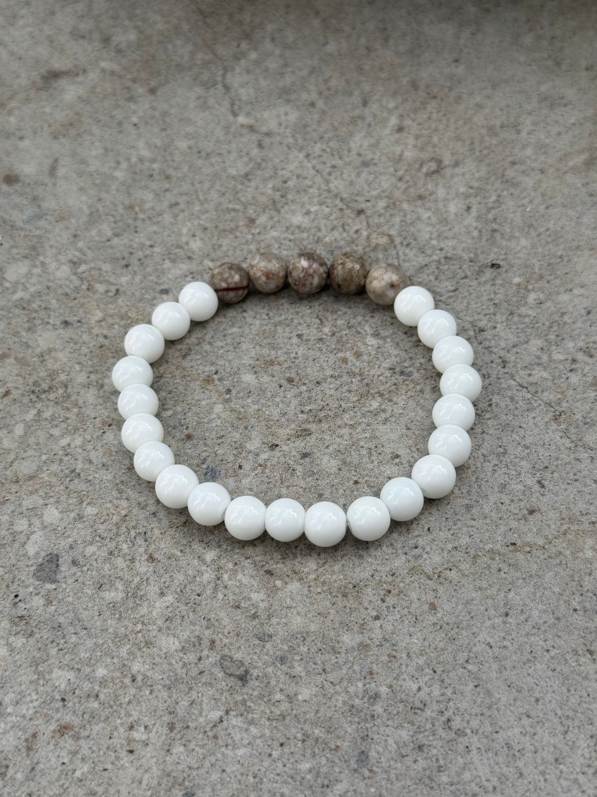 Armbånd gråbeige zeolit og hvit agat - inluma