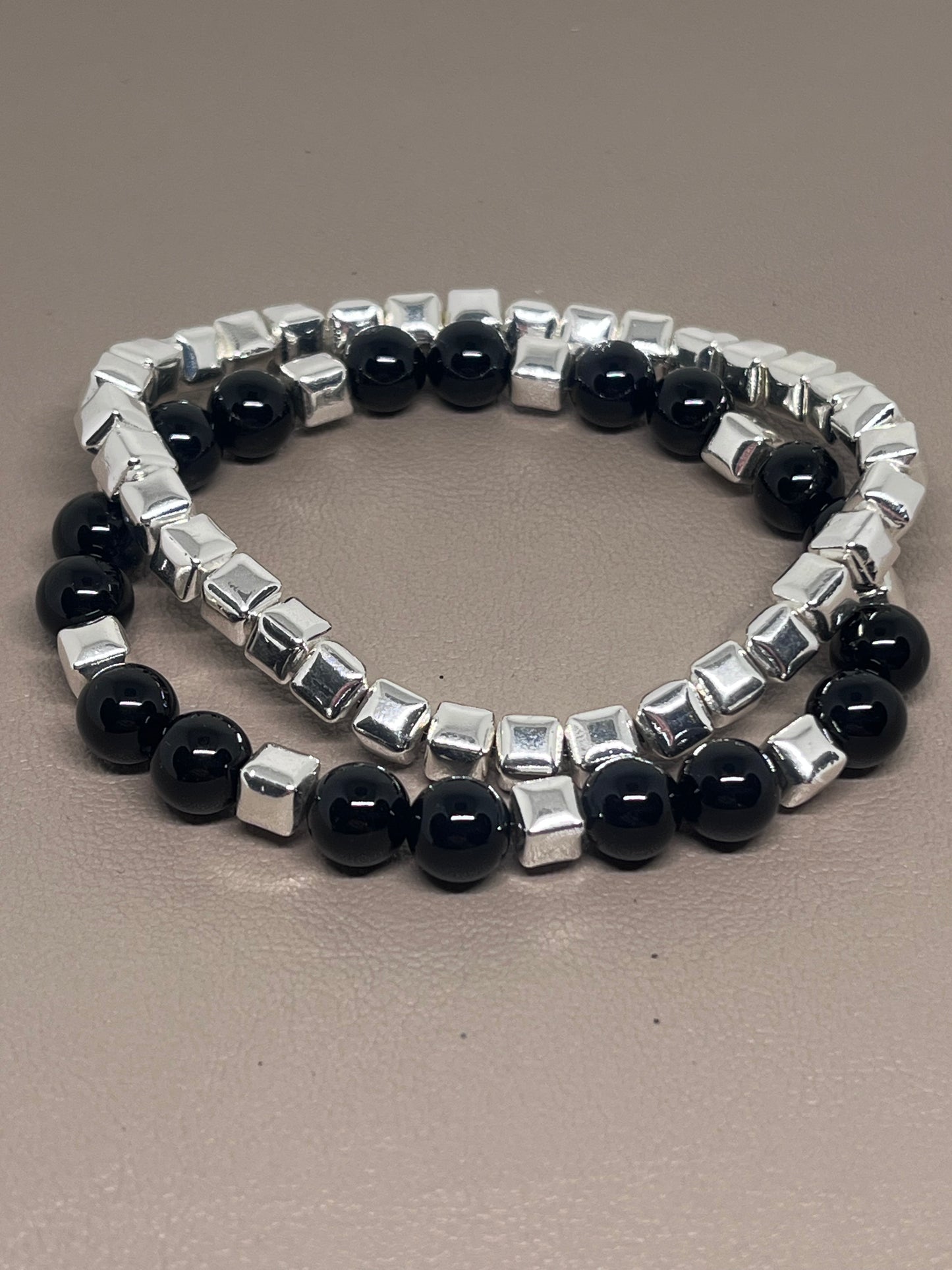 Armbånd to stk: ett med sølv og ett med sort onyx og sølv