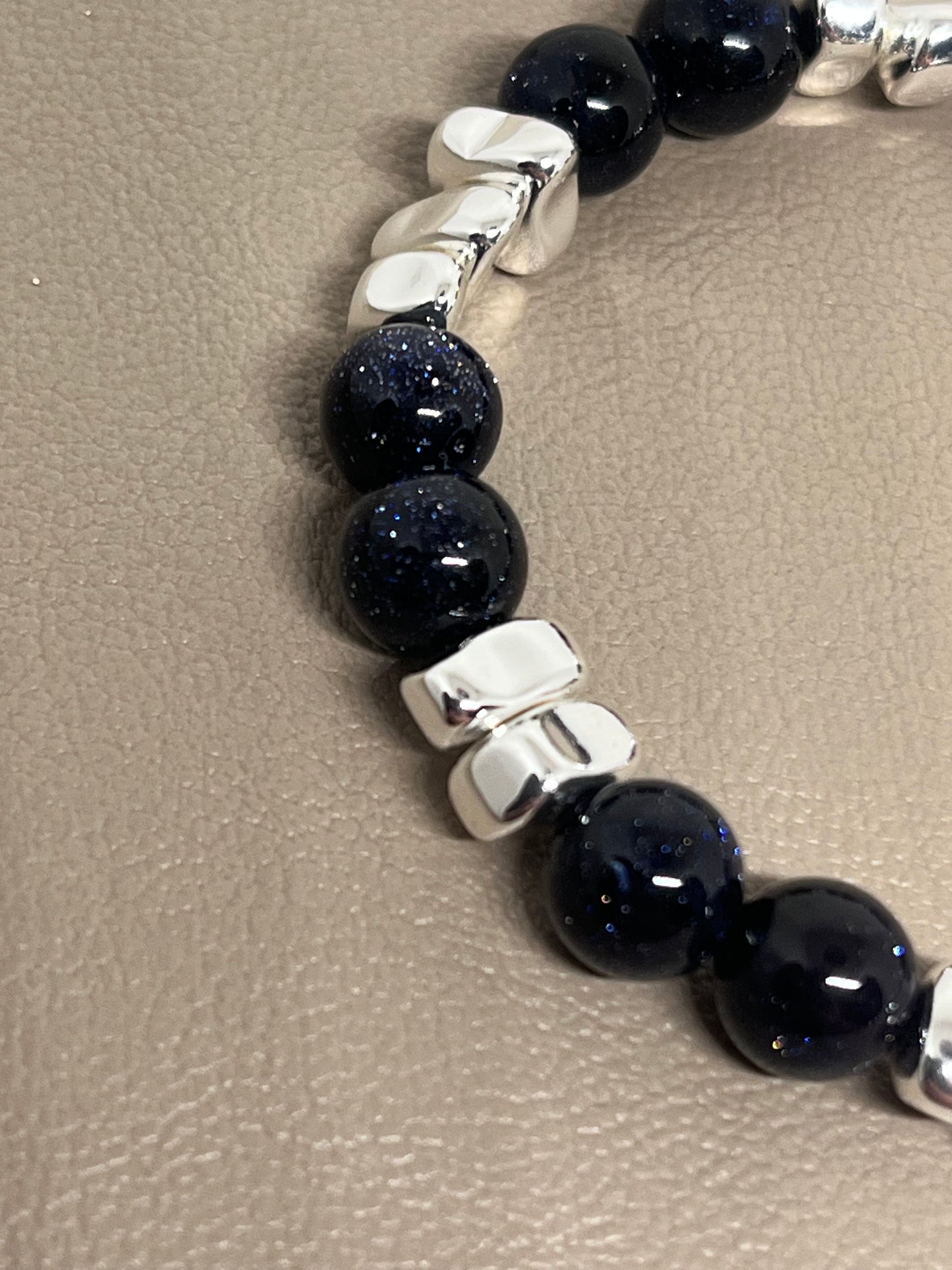 Armbånd Glitrende mørkeblå sandstein og sølv