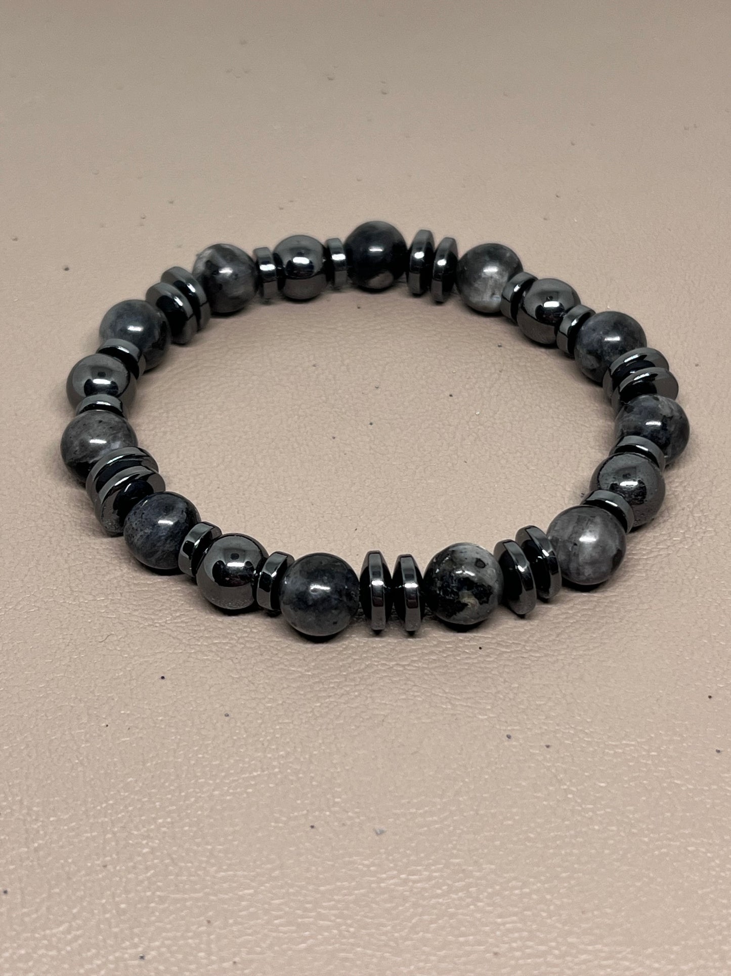 Grå labradoritt og sort hematitt