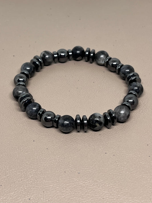 Grå labradoritt og sort hematitt