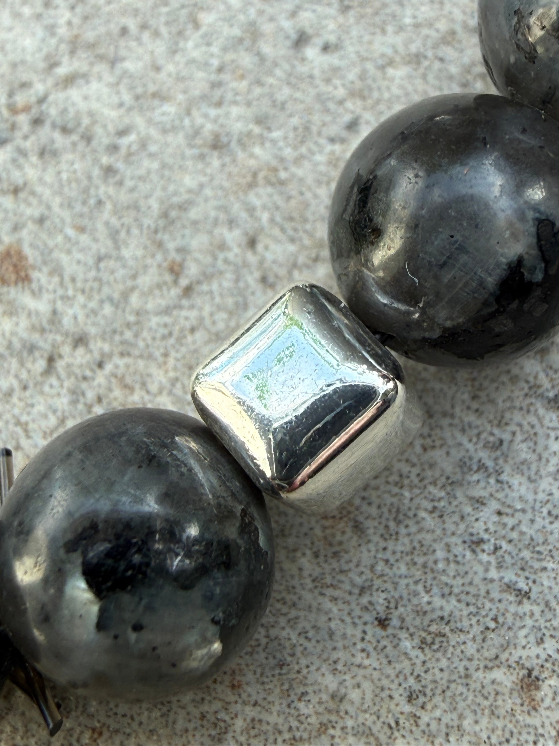 Grå labradoritt og sølv hematitt - inluma