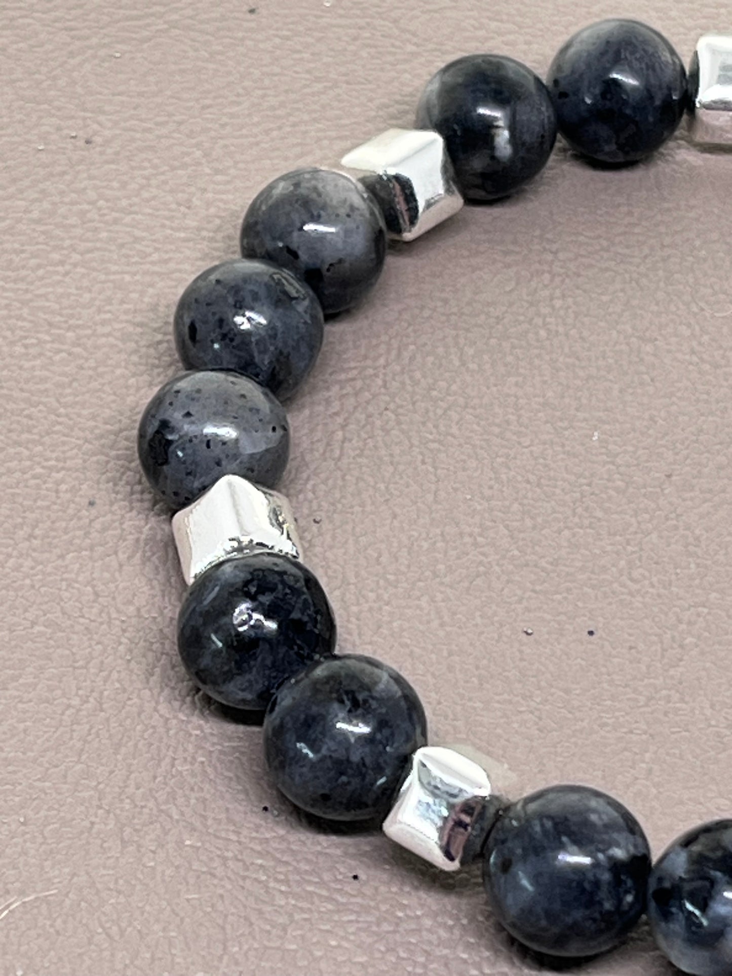 Grå labradoritt og sølv hematitt